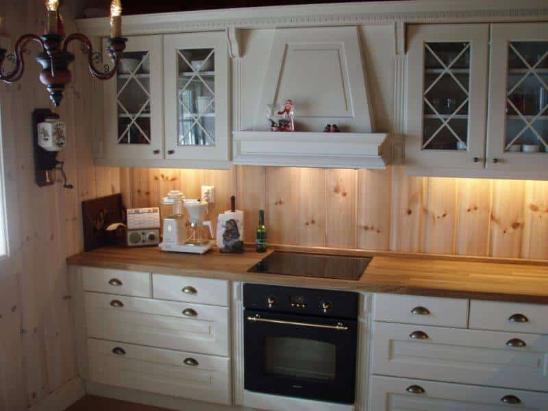 Hvitt kjøkken på hytte, utført av møbelsnekker